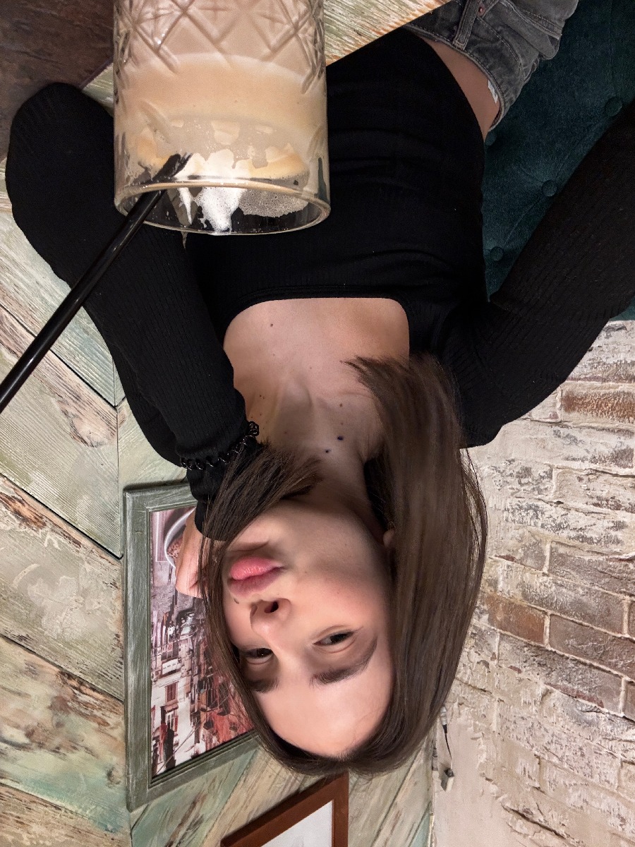 Fresh photos, fresh mood — Tina online in Bamako